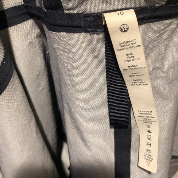 Lululemon NWOT Women's Cropped Jacket rare waterproof fabric builtin ventilation - Picture 9 of 9